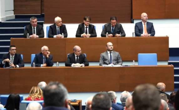 На живо от парламента - депутатите дебатират по петия вот на недоверие към кабинета
