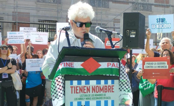 Десет часа: Алмодовар и 300 испански творци четоха на глас имената на 18 500 палестински деца, убити в Газа
