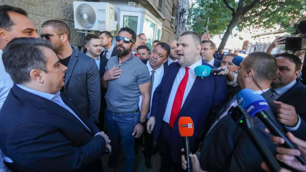 Пеевски се сблъска с Асен Василев и Кирил Петков пред парламента: Наркомани! Аз ще направя държава с главно Д
