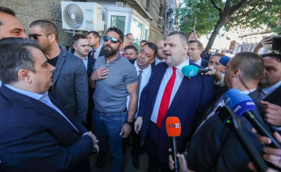 Пеевски се сблъска с Асен Василев и Кирил Петков пред парламента: Наркомани! Аз ще направя държава с главно Д
