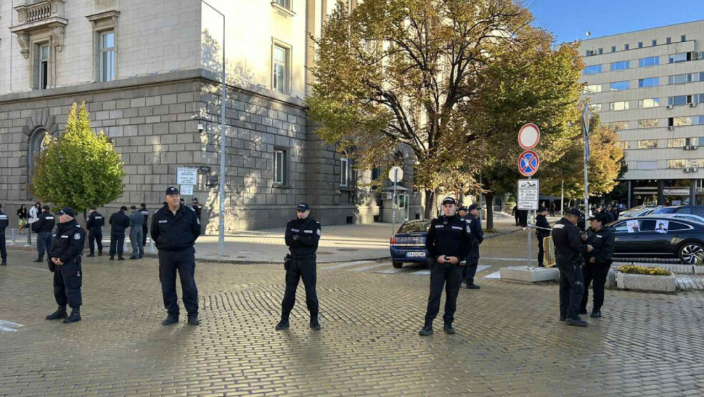 Почина полицай, охранявал протеста пред парламента. Депутатите го почетоха с минута мълчание и пак се скараха