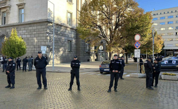 Почина полицай, охранявал протеста пред парламента. Депутатите го почетоха с минута мълчание и пак се скараха