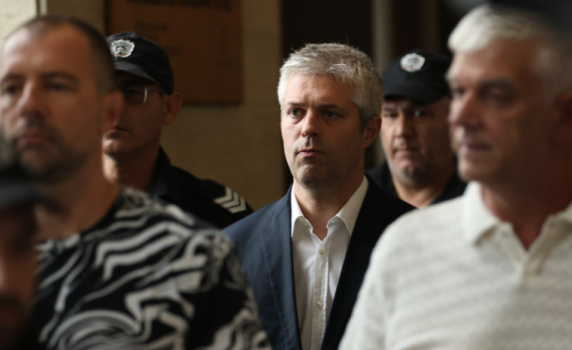 Апелативният съд остави в ареста кмета на Варна Благомир Коцев. Малко преди това той се отказа от поста си