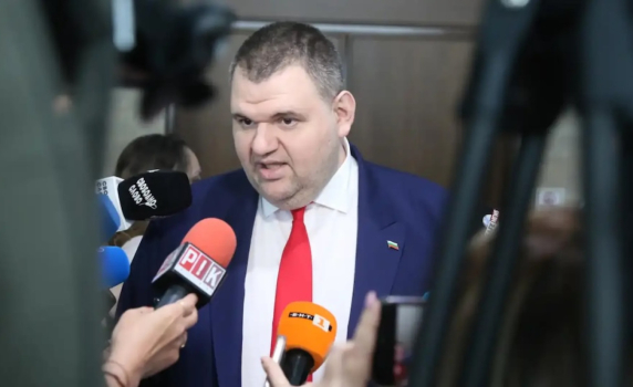 Пеевски: Вицепремиерите и министрите да стоят на смени в Плевен, докато решат водната криза