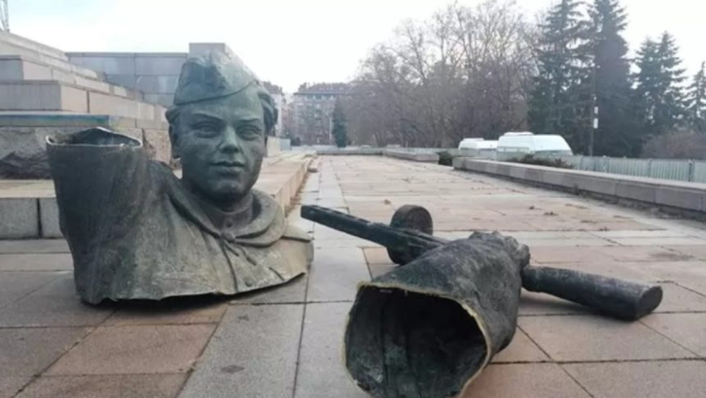 Части от Паметника на съветската армия изчезнаха от склад край София