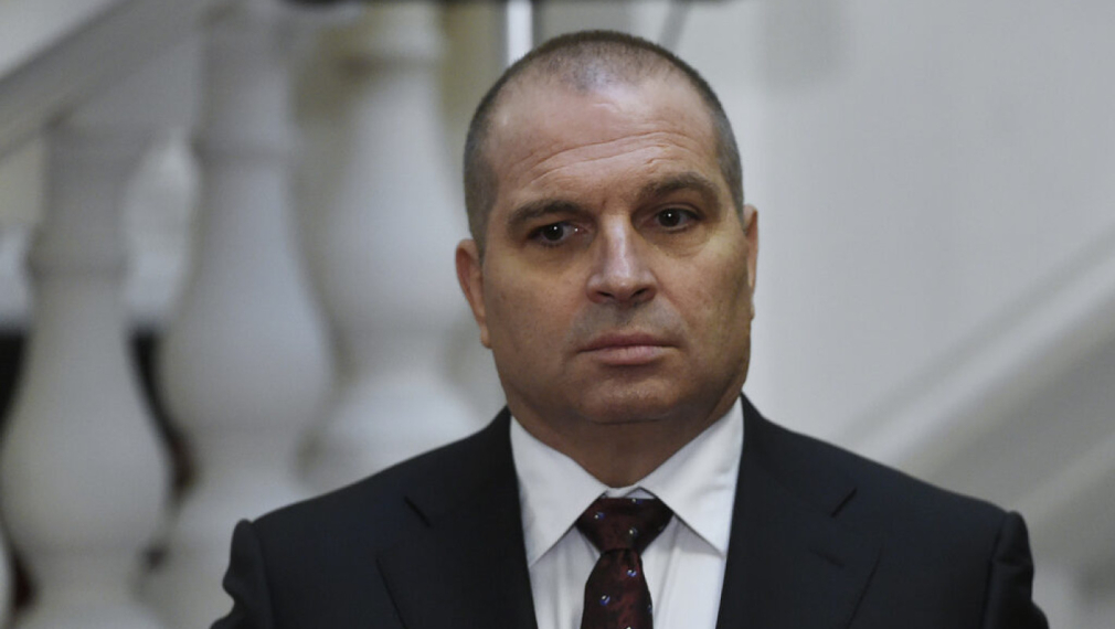 Служителите на ИААА поискали 700 евро от шофьорите на Роби Уилямс, пратили ги да теглят от банкомат