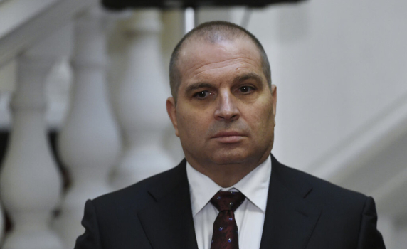 Служителите на ИААА поискали 700 евро от шофьорите на Роби Уилямс, пратили ги да теглят от банкомат