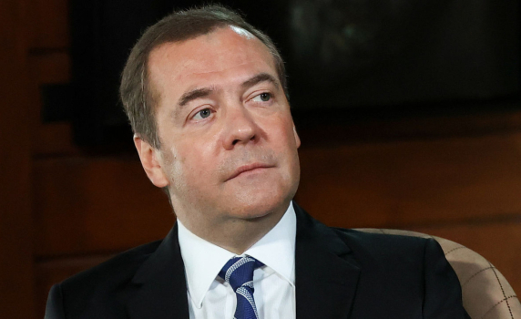Медведев: Русия няма нужда от война, но фригидната старица Европа е в ръцете на фанатици и рисковете остават