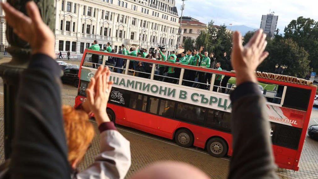 Хиляди българи посрещнаха волейболистите ни на площад „Св. Александър Невски“