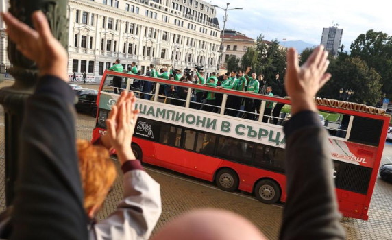 Хиляди българи посрещнаха волейболистите ни на площад „Св. Александър Невски“