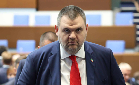 Пеевски: Президентът е истерясал заради службите, притиска БНТ. Администрацията му е разпищолена!