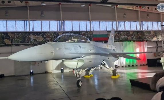 Нови четири F-16 пристигнаха в България, но чак след години ще ги усвоим напълно