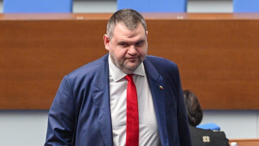 Пеевски поема на ръчно управление продажбата на "Лукойл" чрез ДАНС