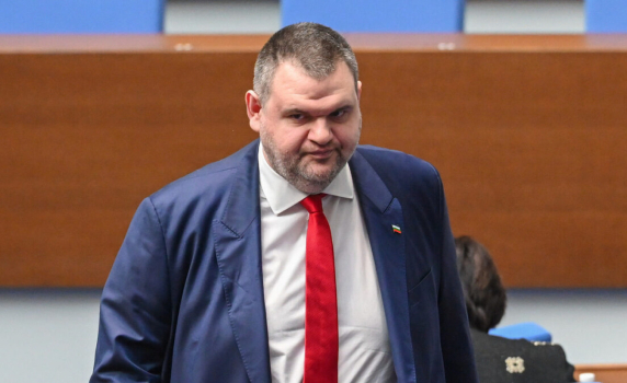 Пеевски поема на ръчно управление продажбата на "Лукойл" чрез ДАНС