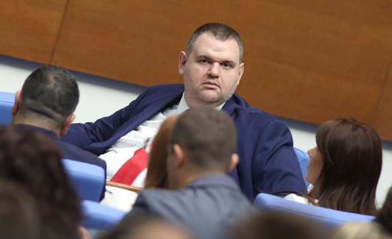"На Пеевски се дава подслушването". Парламентът отне от Румен Радев и разузнаването, и СРС