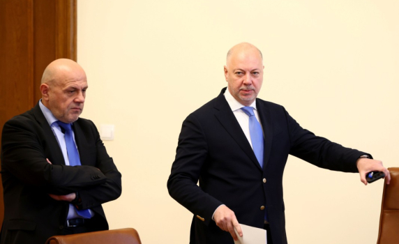 Росен Желязков отмени правителственото заседание след заканите на Борисов срещу коалицията