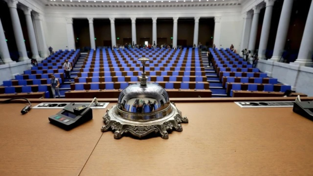 След заканата на Борисов: Парламентът спря работа поради липса на кворум