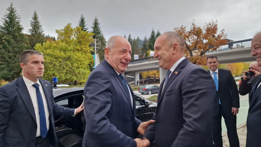 С „Шкодата“ на съпругата си Румен Радев посрещна унгарския президент в Смолян