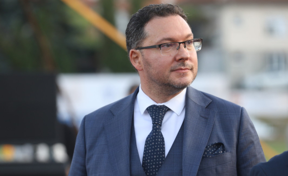 Даниел Митов пред "Таймс": Руски шпиони работят с трафиканти на хора към Европа