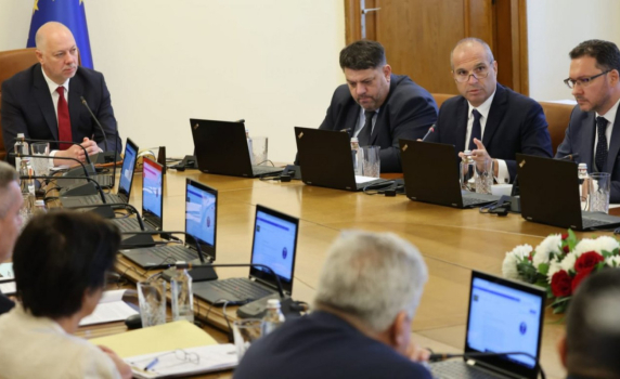 След безусловната подкрепа от Пеевски: Министерският съвет насрочи заседание за утре