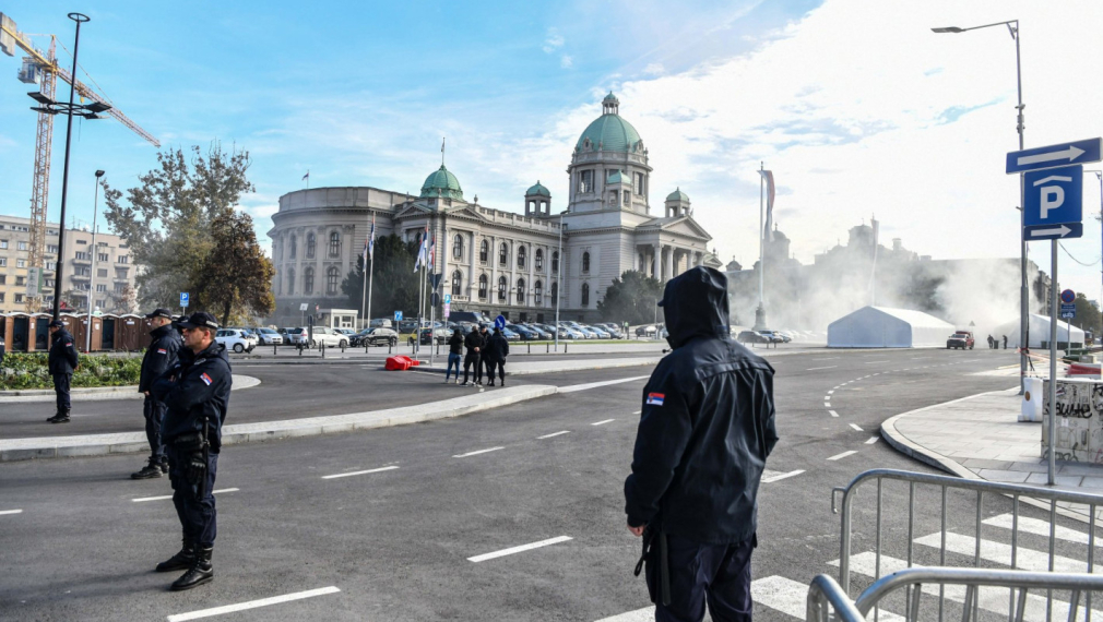 Изстрели и пожар пред парламента в Белград, Вучич заговори за терористичен акт
