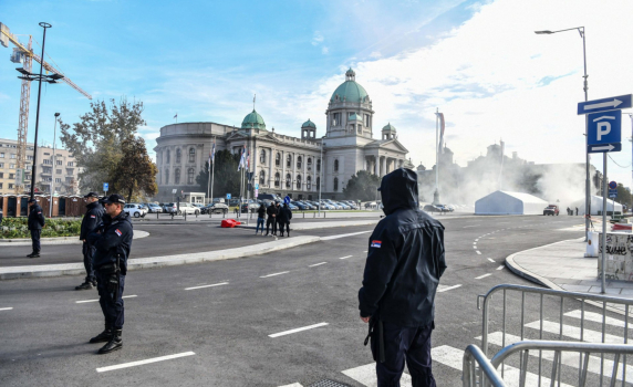 Изстрели и пожар пред парламента в Белград, Вучич заговори за терористичен акт