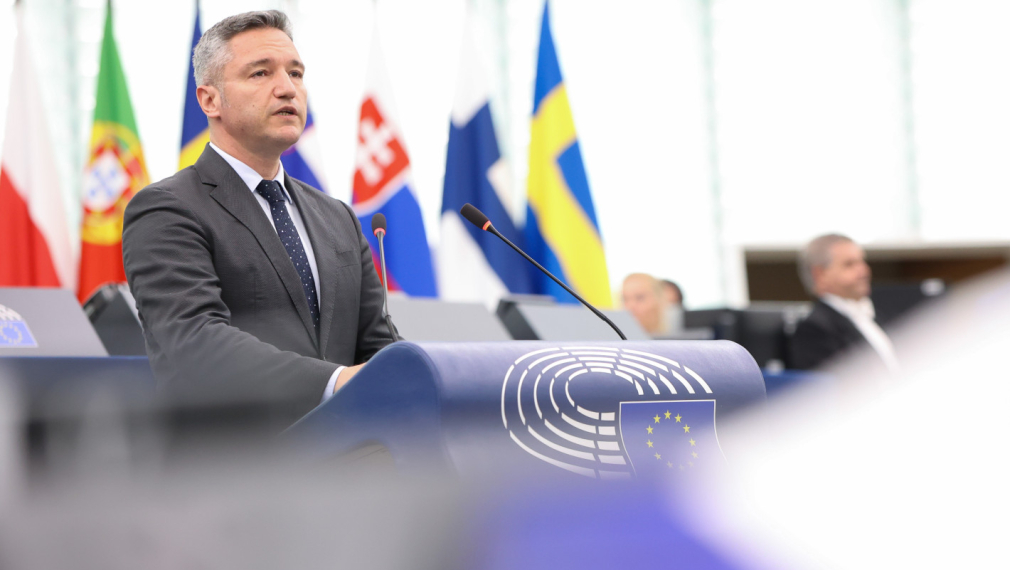 Вигенин: Не кампании срещу България навън, а работа между управляващи и опозиция в София решава проблемите
