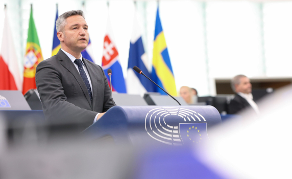 Вигенин: Не кампании срещу България навън, а работа между управляващи и опозиция в София решава проблемите