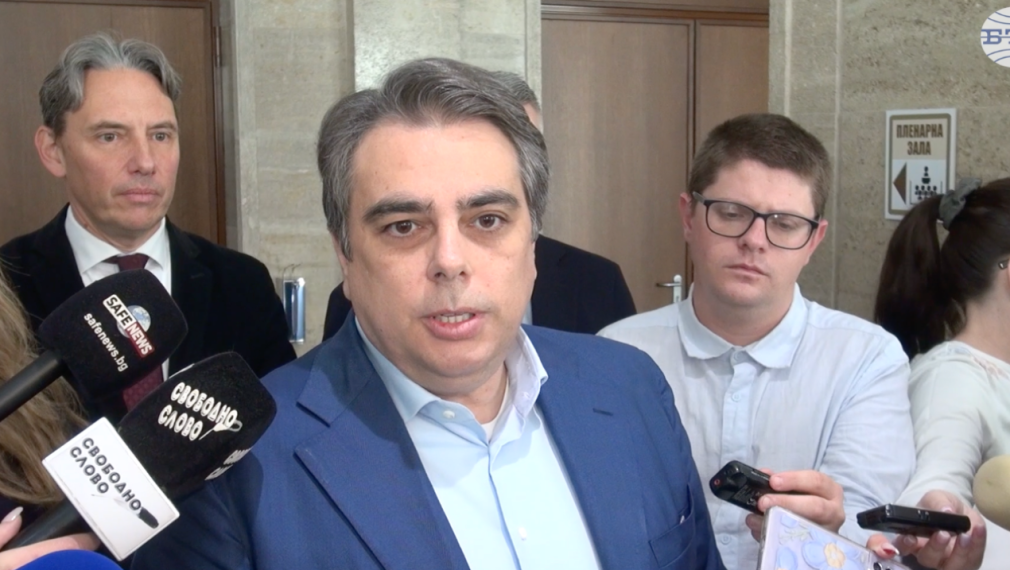 Асен Василев: Ако "Лукойл" спре да работи, ще прекъсне подаването на горива към страната
