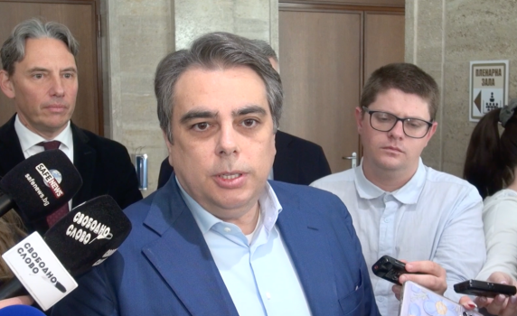 Асен Василев: Ако "Лукойл" спре да работи, ще прекъсне подаването на горива към страната