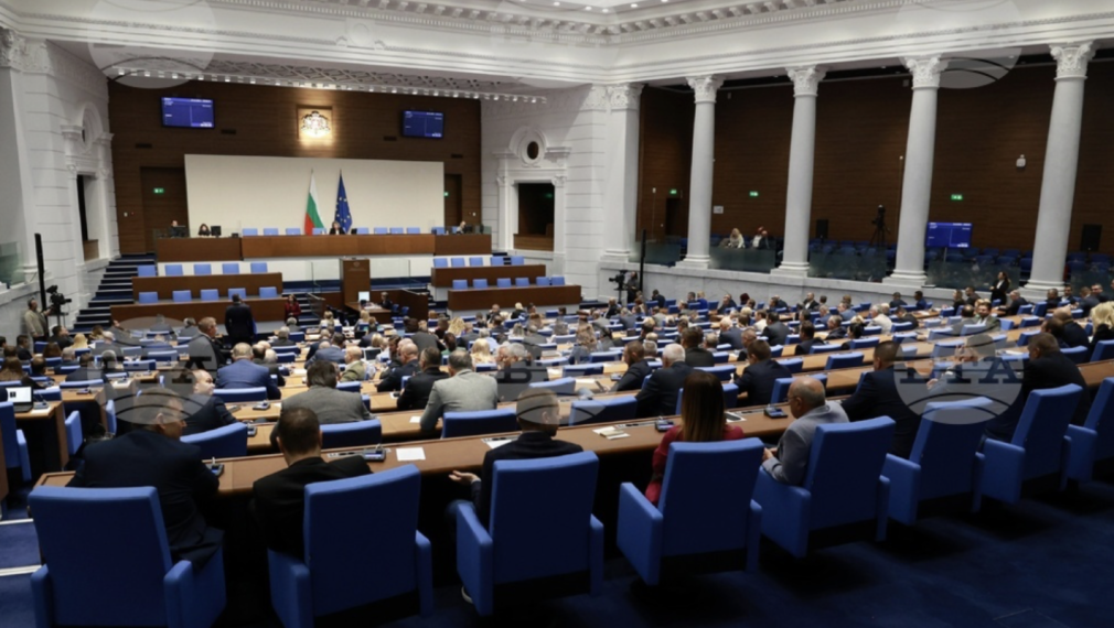 Парламентът реши продажбата на активи на „Лукойл" у нас да става след решение на МС при положително становище на ДАНС