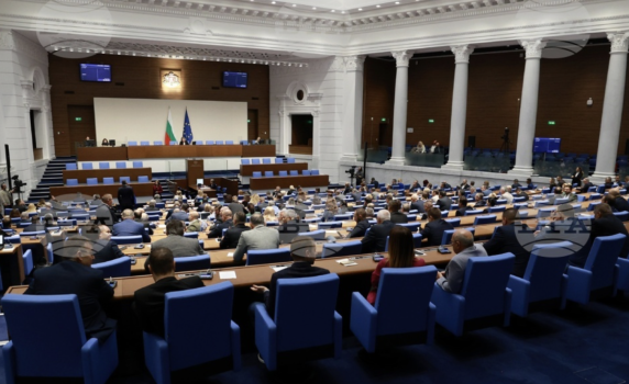 Парламентът реши продажбата на активи на „Лукойл" у нас да става след решение на МС при положително становище на ДАНС