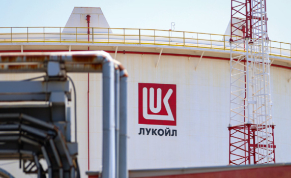 "Политико“: Рафинерията в Бургас е фактор, възпиращ ЕС да наложи санкции на "Лукойл"