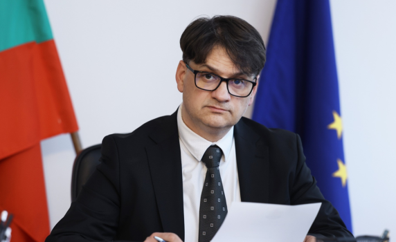 Мариан Бачев: Росен Белов е преподавател в театралната школа, но не е съдружник във фондацията