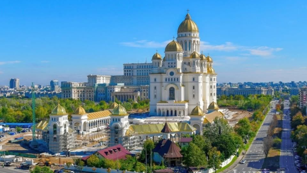 Десетки хиляди се стекоха в Букурещ на освещаването на най-големия православен храм в света
