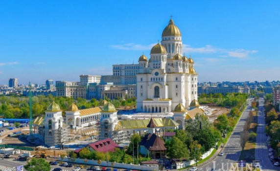 Десетки хиляди се стекоха в Букурещ на освещаването на най-големия православен храм в света