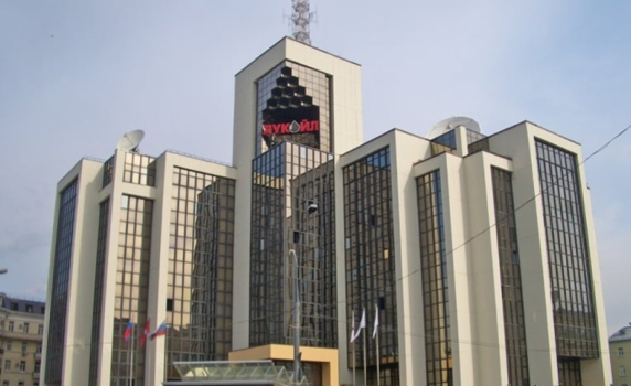 “Лукойл” разпродава активите си в чужбина заради санкциите