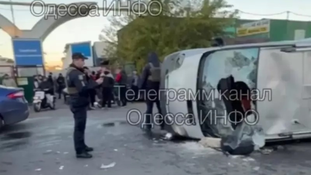 Бунт в Одеса - тълпа преобърна микробус на военни комисари за наборници и ги прогони