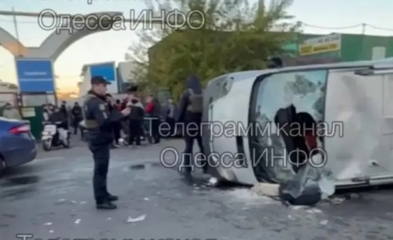Бунт в Одеса - тълпа преобърна микробус на военни комисари за наборници и ги прогони