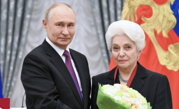 Путин връчи на жената на Солженицин орден „За заслуги пред Отечеството“