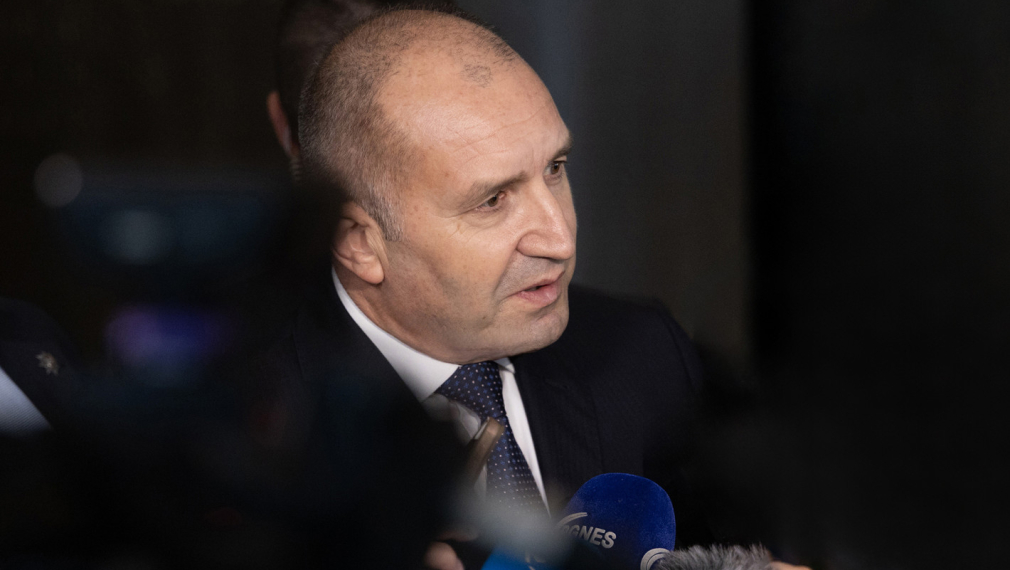 Радев наложи вето върху участието на ДАНС при продажбата на „Лукойл“