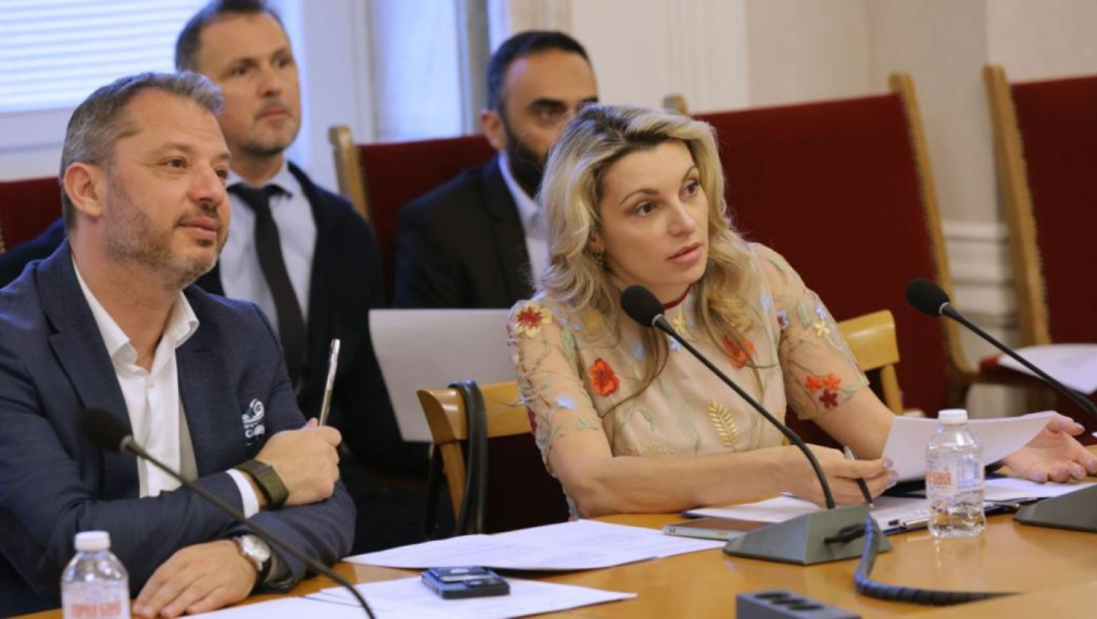 Поправката ''особен управител'' на ''Лукойл'' мина спешно за 30 секунди в енергийната комисия