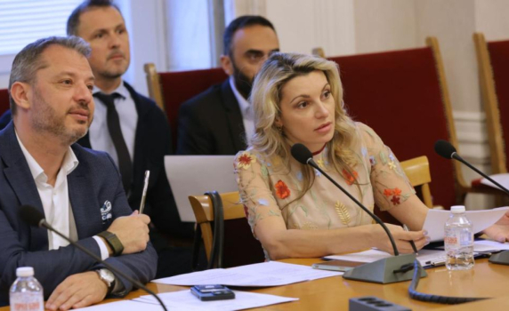 Поправката ''особен управител'' на ''Лукойл'' мина спешно за 30 секунди в енергийната комисия