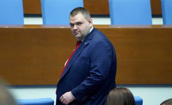 Пеевски: Гориво ще има. Партията на пуделите е в истерия, защото с новия управител в "Лукойл" ще се види кой е ходил там и какви пачки е взимал