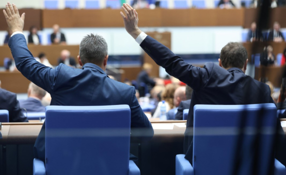 За 7 часа парламентът прие национализацията на "Лукойл"