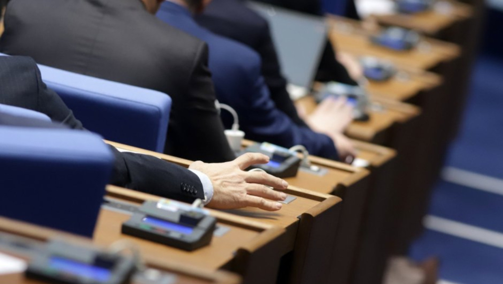 Парламентът отхвърли ветото на Радев за „Лукойл“