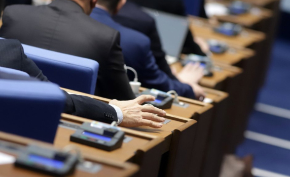 Парламентът отхвърли ветото на Радев за „Лукойл“