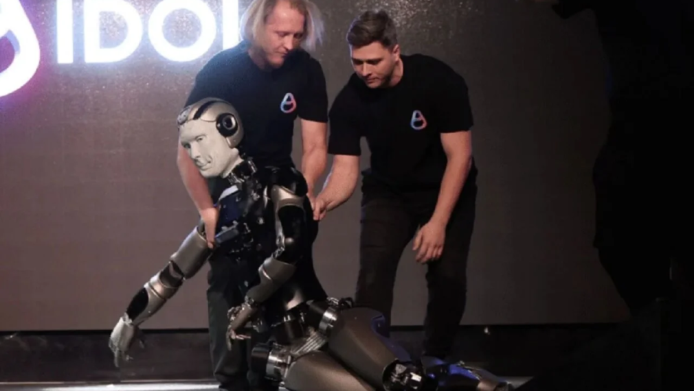 Първият руски хуманоиден AI робот падна по лице на представянето си (видео)