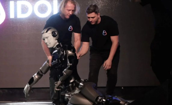 Първият руски хуманоиден AI робот падна по лице на представянето си (видео)