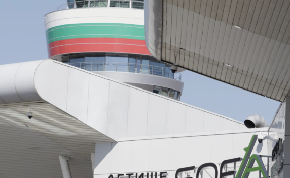 Шест отклонени и пет отменени полета на столичното летище заради бурния вятър